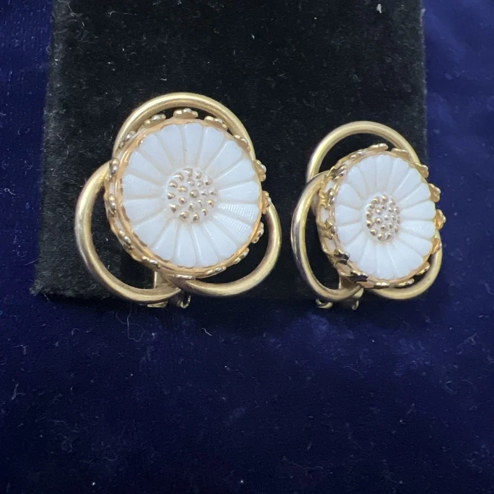 Vintage Signed Hobe Large Daisy Gold Tone Clip On Earrings